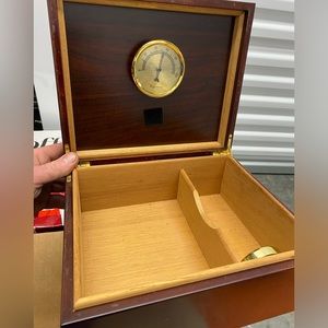 Mahogany cigar humidifier box
